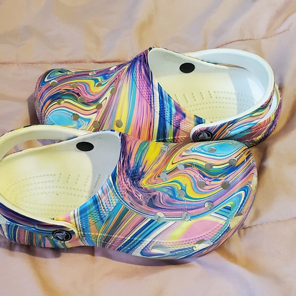 CROCS Tye Dyed Swirl Women's Shoes. Size 6 / 7.